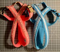Links: Gurtband: beige/Borte: 15mm_1/Fleece: neonpink. Rechts: GB: himmelblau/Borte: Eigene/ Fleece: himmelblau